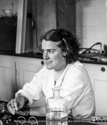 Merete Brattström på Patologiska Institutionen i Lund
Ur CG Ahlströms album "Institutionen för Patologi, Paradisgatan, Dess chef och personal 1944 - 1962". Merete Brattström 1950. Senare reumatolog i Lund.
Nyckelord: Lasarettet;Lund;Universitetssjukhuset;USiL;Patologiska;Institutionen;Avdelningen;Anställda;Personal