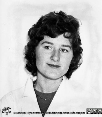June Pender på Patologiska Institutionen i Lund
Ur CG Ahlströms album "Institutionen för Patologi, Paradisgatan, Dess chef och personal 1944 - 1962". June Pender 1954 - 1958.
Nyckelord: Lasarettet;Lund;Universitetssjukhuset;USiL;Patologiska;Institutionen;Avdelningen;Anställda;Personal