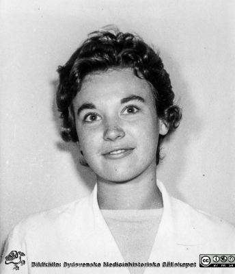 Monica Söderling på Patologiska Institutionen i Lund
Ur CG Ahlströms album "Institutionen för Patologi, Paradisgatan, Dess chef och personal 1944 - 1962". Monica Söderling 1957 - 1961.
Nyckelord: Lasarettet;Lund;Universitetssjukhuset;USiL;Patologiska;Institutionen;Avdelningen;Anställda;Personal