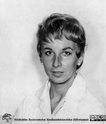 Mona Frisell på Patologiska Institutionen i Lund
Ur CG Ahlströms album "Institutionen för Patologi, Paradisgatan, Dess chef och personal 1944 - 1962". Mona Frisell 1958 - .
Nyckelord: Lasarettet;Lund;Universitetssjukhuset;USiL;Patologiska;Institutionen;Avdelningen;Anställda;Personal