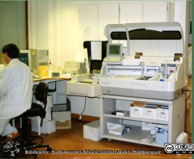 Klinisk Kemi i Lund 1947-1997
Bilder på A1-ark f. klin-kem jubileum 1997.Basenheten. Autoanalysatorer, 1990-talet.
Nyckelord: Lasarettet;Lund;Klinisk;Kemi;Universitetssjukhuset;USiL