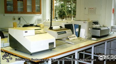 Klinisk Kemi i Lund 1947-1997
10	Bilder på A1-ark f. klin-kem jubileum 1997.Specialenheten. Analysapparat Centrifichem?
Nyckelord: Laboratoium;Lasarettet;Lund;Universitetssjukhuset;USiL;Klinisk;Kemi;Avdelningen