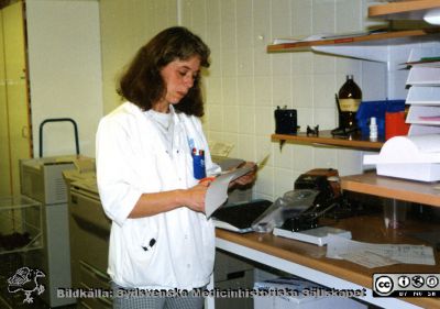 Avdelningen för klinisk kemi i Lund på 1980-talet. Ej identifierad sekreterare. 
Bilder på A1-ark f. klin-kem jubileum 1997.Administrativa staben 
Nyckelord: Klinisk;Kemi;Avdelningen;Lasarettet;Lund;Laboratoium;Universitetssjukhuset;USiL