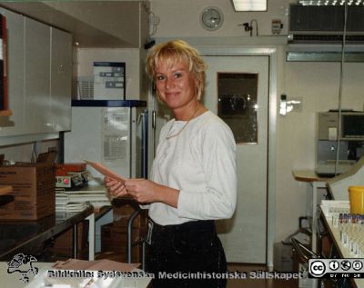 Avdelningen för klinisk kemi i Lund på 1980-talet. Ej identifierad sekreterare. 
Bilder på A1-ark f. klin-kem jubileum 1997.Administrativa staben. Ej identifierad sekreterare.
Nyckelord: Klinisk;Kemi;Avdelningen;Lasarettet;Lund;Laboratoium;Universitetssjukhuset;USiL