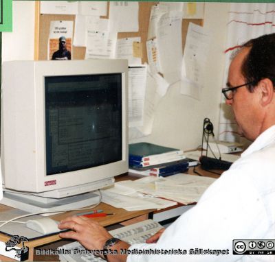 Avdelningen för klinisk kemi i Lund, 1990-talet. Ej identifieras man 
Bilder på A1-ark f. klin-kem jubileum 1997.Administrativa staben Ej identifieras man vid dator.
Nyckelord: Klinisk;Kemi;Avdelningen;Lasarettet;Lund;Laboratoium;Universitetssjukhuset;USiL