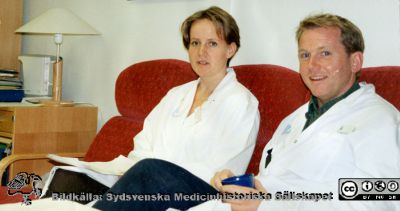 Avdelningen för klinisk kemi i Lund. Liv Miljeteig och Ulf Ekström
Bilder på A1-ark f. klin-kem jubileum 1997.	Forskning. 	 Liv Miljeteig och Ulf Ekström.
Nyckelord: Laboratorium;Lasarettet;lLund;Universitetssjukhuset;USiL;Kliniskt;Kemiska;Avdelningen