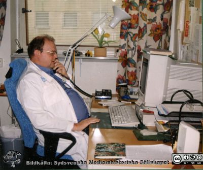 Avdelningen för klinisk kemi i Lund. Docent Per "Ystad-Pelle" Hansson.
Bilder på A1-ark f. klin-kem jubileum 1997.	Forskning. Docent Per "Ystad-Pelle" Hansson
Nyckelord: Laboratorium;Lasarettet;Lund;Kemi;Kemiska;Klinisk;Kliniskt;Universitetssjukhuset;USiL;Avdelningen