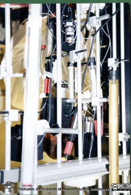 Kolonner för pelarkromatografi.
Bilder på A1-ark f. klin-kem jubileum 1997.	Forskning.  Kolonner för pelarkromatografi.
Nyckelord: Lasarettet;Lund;Laboratorium;Avdelningen;Kemiska;Kliniskt;Klinisk;Universitetssjukhuset;USiL