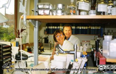 Avdelningen för klinisk kemi i Lund på 1980-talet. Forskningsingenjör Veronica Lindström och professor. Anders Grubb
Bilder på A1-ark f. klin-kem jubileum 1997. Forskning.
Nyckelord: Laboratoium;Lasarettet;Lund;Klinisk;Kemi;Avdelningen;Universitetssjukhuset;USiL