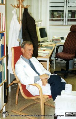 Docent Peter Nilsson-Ehle.
Bilder på A1-ark f. klin-kem jubileum 1997. Forskning. 
Nyckelord: Laboratoium;Lasarettet;Lund;Klinisk;Kemi;Avdelningen;Universitetssjukhuset;USiL