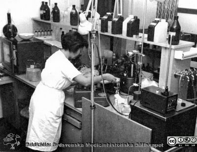 Avdelningen för klinisk kemi i Lund. En laboratoriebänk i mitten på 1900-talet
Bilder på A1-ark f. klin-kem jubileum 1997,  Laboratoriebänk, troligen från 1950-talet. Gammal bild, utskriven på bläckstråleskrivare.Värmeskåp och vattenbad.
Nyckelord: Laboratorium;Lasarettet;Lund;Universitetssjukhuset;Avdelningen;Klinisk;Kemiska;Kliniskt