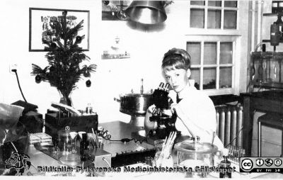 Laboratoriepersonal i arbete i mitten på 1900-talet, kanske med blodprover.
Bilder på A1-ark f. klin-kem jubileum 1997. Laboratoriepersonal i arbete i mitten på 1900-talet, kanske med blodprover.
Nyckelord: Laboratoium;Lasarettet;Lund;Klinisk;Kemi;Avdelningen;Universitetssjukhuset;USiL