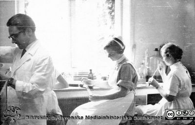 Avdelningen för klinisk kemi i Lund. Laboratoriepersonal i arbetei mitten på 1900-talet
Bilder på A1-ark f. klin-kem jubileum 1997. Laboratoriepersonal i arbete i mitten på 1900-talet. I mittten en sjuksköterska i SSSH-mössa.
Nyckelord: Laboratoium;Lasarettet;Lund;Klinisk;Kemi;Avdelningen;Universitetssjukhuset;USiL