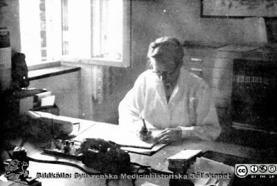 Kanske laboratorieingenjör Anders Lidén(?)
53	Bilder på A1-ark f. klin-kem jubileum 1997. Laboratorieingenjör Anders Lidén(?) i mitten på 1900-talet.
Nyckelord: Laboratorium;Lasarettet;Lund;Klinisk;Kemi;Avdelningen;Universitetssjukhuset;USiL
