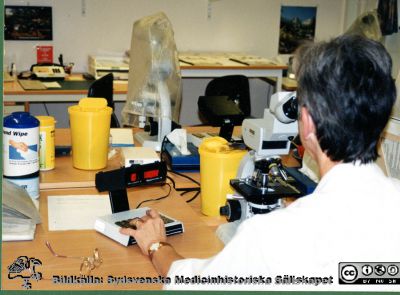 Avdelningen för klinisk kemi i Lund på 1980-talet. Manuell cellräkning.
Bilder på A1-ark f. klin-kem jubileum 1997.Basenheten. Manuell cellräkning.
Nyckelord: Laboratoium;Lasarettet;Lund;Klinisk;Kemi;Avdelningen;Universitetssjukhuset;USiL