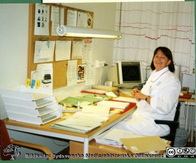 Boel Olsson, 1990-talet.
Bilder på A1-ark f. klin-kem jubileum 1997.Administrativa staben Klinikintendent Boel Olsson, 1990-talet.
Nyckelord: Lasarettet;Lund;Universitetssjukhuset;USiL;Klinisk;Kemi