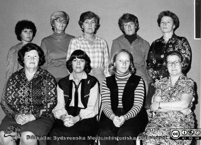Foto i samband med Lasarettet / vårdcentralen / länssjukhemmet i Hörbys 100-årsjubileum 1979-10-12.  
Ytterligare en grupp nattpersonal.
Namnen på bildens personer finns i originalfilen på Sydsvenska Medicinhistoriska Sällskapet.
Bildkälla: ett fotoalbum på vårdcentralen i Hörby med bilder från lasarettet / vårdcentralen i Hörbys 100-årsjubileum 1979-10-12 (2). Fotograf okänd. Digitalisering: Sydsvenska Medicinhistoriska Sällskapet (Berndt Ehinger).
Nyckelord: Lasarett;Länssjukhem;Sjukhus;Sjukhem;Personal;Nattpersonal;Hörby