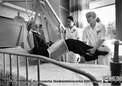 Foto i samband med Lasarettet / vårdcentralen / länssjukhemmet i Hörbys 100-årsjubileum 1979-10-12.  
En patientlyft på långvårdssavdelningen. 
Bildkälla: ett fotoalbum på vårdcentralen i Hörby med bilder från lasarettet / vårdcentralen i Hörbys 100-årsjubileum 1979-10-12 (2). 
