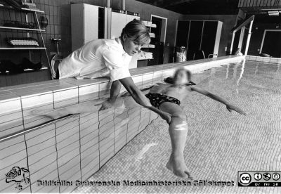 Foto i samband med Lasarettet / vårdcentralen / länssjukhemmet i Hörbys 100-årsjubileum 1979-10-12.  
Fysioterapi i vattenbassängi på långvårdssavdelningen. Bildkälla: ett fotoalbum på vårdcentralen i Hörby med bilder från lasarettet / vårdcentralen i Hörbys 100-årsjubileum 1979-10-12 (2). 
Nyckelord: Lasarett;Länssjukhus;Hörby;Vårdcentraler;Sjukhem;Sjukhus;Jubileum