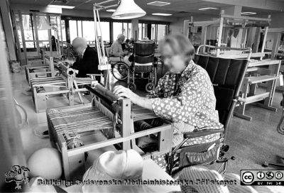 Foto i samband med Lasarettet / vårdcentralen / länssjukhemmet i Hörbys 100-årsjubileum 1979-10-12.  
Sysselsättningsterapi på långvårdsavdelningen. 
Bildkälla: ett fotoalbum på vårdcentralen i Hörby med bilder från lasarettet / vårdcentralen i Hörbys 100-årsjubileum 1979-10-12 (2). 
Nyckelord: Lasarett;Hörby;Vårdcentraler;Arbetsterapi;Sysselsättningar;Sjukhem