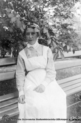 Från en kontorspärm på Medicinhistoriska Museet i Helsingborg märkt "Äldre fotografier från med. + kir.klin.”. Foto troligen under 1900-talets två första decennier. Syster Anna på operationsavdelningen.
Nyckelord: Lasarettet;Sjuksköterska;Helsingborg;Avdelning;Operationsavdelningar