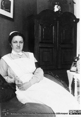 Syster Anna på medicinska kliniken i Helsingborg i början av 1900-talet
Från en kontorspärm på Medicinhistoriska Museet i Helsingborg märkt "Äldre fotografier från med. + kir.klin.”. Foto troligen under 1900-talets två första decennier.  Syster Anna på medicinska kliniken.
Nyckelord: Lasarett;Sjuksköterska;Kirurgiska;Kliniker;h