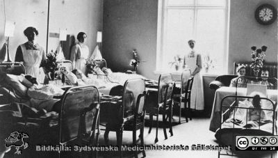 Interiör från en sal på medicinska kliniken med Syster Sofia vid fönstret.
Från en kontorspärm på Medicinhistoriska Museet i Helsingborg märkt "Äldre fotografier från med. + kir.klin.”. Foto troligast under 1900-talets två första decennier. Interiör från en sal på medicinska kliniken med Syster Sofia vid fönstret.
Nyckelord: Lasarettet;Helsingborg;Klinik;Medicinsk;Vårdsal