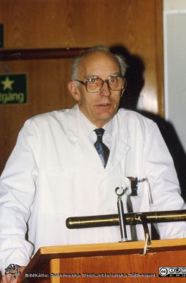 Docent Sten Jacobsson, plastikkirurg
Sten Jacobsson (1927 - 2020), överläkare och klinikchef på plastikkirurgiska kliniken i Malmö. Bildkälla: Sverker Hellsten. Foto på 1990-talet, kanske vid hans pensionering. Fotograf okänd.
Nyckelord: Malm;Allmänna;Sjukhus;Plastikkirurgi;Överläkare