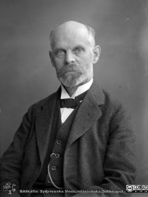 Ernest Overton
Ernest Overton (1865 - 1933), professor i farmakologi i Lund. Lätt beskuren. Foto Per Bagge 1920.
Nyckelord: Farmakologi;Institution;Porträtt;Medicinsk;Fakultet;Lund