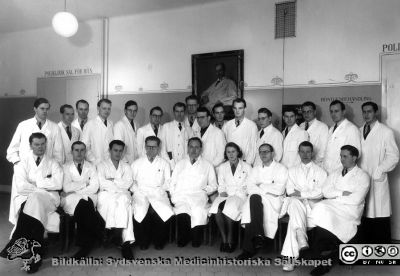 Medicinarkursen i kirurgi i Lund höstterminen 1939
Porträttet i bakgrunden visar professor Jaques Borelius, företrädare till Gustaf Petrén. Helge B. Wulff sittande som nr 4 från vänster. Foto monterat på kartong, fotograf: Tykesson, Lund.
Nyckelord: Lasarettet;Lund;Universitetssjukhuset;USiL;Kapsel 04;Kirurgisk;Klinik