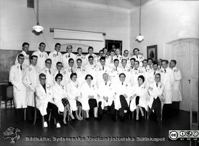 Medicinarkursen i kirurgi i Lund höstterminen 1960
Medicinarkursen i kirurgi i Lund höstterminen 1960. 1: Okänd. 2: Kerstin Håkansson Lilja. 3: Birgitta Berg. 4: Ann-Mari Gustafsson, kursamanuens. 5: Prof. Philip Sandblom. 6: Doc. Stig Borgström. 7: Kai Pürkop. 8: Bengt Rönnbo. 9: Rolf Håkansson. 10: Hans Frykman. 11: Jan Carlsson (senare Schönebeck) 12: Uwe Mertens. 13: okänd. 14: Okänd. 15: Bo Werkström?. 16: Bo? Stenström? 17: Gösta Blennow. 18: Stig Gårdmark. 19: Okänd. 20: Okänd. 21. Doc. Lennart Andersson. 22: Dr Orvar Johnson? 23. Doc. Lars Röhl. 24. Klas Valmin. 25. Okänd. 26. Dr. Lars Nordström. 27. Doc. Gösta Jönsson. 28. Doc. Carl Axel Ekman. 29. Okänd. 30. Dr. Bengt Åke Åkesson? 31. Eric Lindstedt? 32. Okänd. 33. Dr. Inge Dahn. 34. Okänd. 37: Okänd. 38: Okänd. 39: Okänd.
Nyckelord: Lasarettet;Lund;Universitetssjukhuset;USiL;Kapsel 04;Kirurgisk;Klinik;Kurs