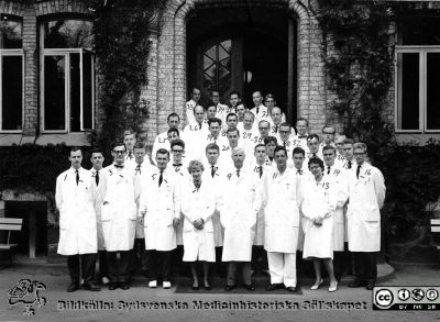 Medicinarkursen i kirurgi i Lund vårterminen 1961, kandidater med klinikens läkare och lärare. 
1: Kjell Nilsson. 2: Jan Bengtsson. 3: Thomas Bengtsson. 4: Bengt Ohlsson. 5: Stefan Aronsson. 6: Nils Troedsson. 7: Elisabeth Naversten. 8: Ulf Mårtensson Mercke. 9: Prof. Philip Sandblom. 10: Gustav Liedberg. 11: Doc. Carl Axel Ekman. 12: Per Henriksson. 13: Siv Mannius. 14: Nils Otto Sjöberg. 15: Kjell Mattson. 16: Göran Kronvall. 17: Birger Lindergård. 18: Lennart Tegler? 19: Dr Orvar Johnson? 20: Anders Sjövall? 21: Birgitta Andersson. 22: Torgny Nilsson, 23: David Edmar. 24: Jan Gärtner. 25: Doc. Gösta Jönsson. 26: Doc. Lars Röhl. 27 Okänd. 28: Okänd. 29: Okänd. 30: Okänd. 31: Östen Nelson. 32: Dr Bengt Åke Åkesson? 33: Dr Inge Dahn. 34: Doc. Lennart Andersson. 25: Okänd. 36: Okänd. Omärkt läkare: Okänd. 37: Okänd. 38: Okänd. Foto: Hovfotograf Jensen, Lund.
Nyckelord: Lasarettet;Lund;Universitetssjukhuset;USiL;Kapsel 04;Kirurgisk;Klinik;Kurs