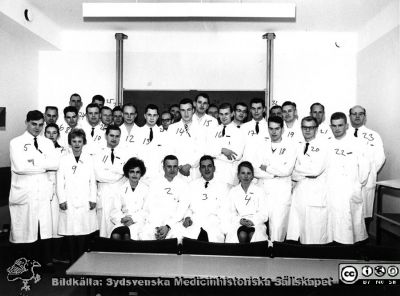 Medicinarkursen i kirurgi i Lund höstterminen 1962
Nr 2: Bo Eklöf, amanuens. 3: Doc. Carl Axel Ekman. 8: Christen Henriksson. 16: Ingvar Frenander. 23: Dr. Erland Sartor. 
Royal Foto, Lund.
