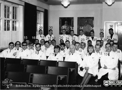 Medicinarkursen i kirurgi i Lund höstterminen 1967
9: Prof. Philip Sandblom. 13: Doc. Carl Axel Ekman. 17: Dr. Sten Tibblin. 31: Doc. Lennart Andersson. 
Omonterat fotografi, Royal-Foto, Lund.
Nyckelord: Lasarettet;Lund;Universitetssjukhuset;USiL;Kapsel 04;Kirurgisk;Klinik;Kurs