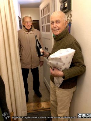 Docent Anders Biörklund uppvaktas på sin 90-årsdag
Docent Anders Biörklund, hedersledamot i Sydsvenska Medicinhistoriska Sällskapet, uppvaktas på sin 90-årsdag i sin lägenhet på Erik Dahlbergsgatan 4 i Lund av Bengt Lindskog. Den rådande Covid-19-pandemin gjorde ett stort socialt kalas omöjligt, vilket han skulle varit värd. Det får bli ett senare evenemang.
Nyckelord: Uppvaktning;90-årsdag;Hedersledamot;Hedersmedlem