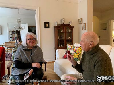 Docent Anders Biörklund, hedersledamot i Sydsvenska Medicinhistoriska Sällskapet, uppvaktas på sin 90-årsdag
i sin lägenhet på Erik Dahlbergsgatan 4 i Lund av Sällskapets ordförande Britta Stenstam. Den rådande Covid-19-pandemin gjorde ett stort socialt kalas omöjligt, vilket han skulle varit värd. Det får bli ett senare evenemang.
Nyckelord: Uppvaktning;90-årsdag;Hedersledamot;Hedersmedlem