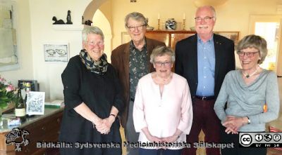 Eva Ljunggren 80.
Eva Ljunggren uppvaktas den 28 april 2021 inför sin 80-årsdag den 1 maj av representanter från styrelsen i SMHS. Från vänster Anitha "Nitten" Bruun, Berndt Ehinger, jubilaren, Stefan Leander och Evas syster Karin. Britta Stenstam höll i kameran.
Nyckelord: Uppvaktning;80-åring;Lund;SMHS;Sydsvenska Medicinhistoriska Sällskapet