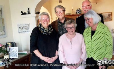 Eva Ljunggren 80.
Eva Ljunggren uppvaktas den 28 april 2021 inför sin 80-årsdag den 1 maj av representanter från styrelsen i SMHS. Från vänster Anitha "Nitten" Bruun, Berndt Ehinger, jubilaren, Stefan Leander och Britta Stenstam. Evas syster Karin höll i kameran.
Nyckelord: Uppvaktning;80-åring;Lund;SMHS;Sydsvenska Medicinhistoriska Sällskapet