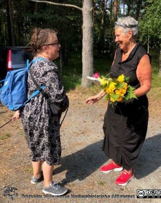 Anitha Bruun på sin 80--årsdag.
Anitha Bruun på sin 80--årsdag, firad i Ystads sandskog. Angelica Bondesson från Livets Museum uppvaktar. Anitha Bruun är kassaförvaltare i Sydsvenska Medicinhistoriska Sällskapet och tidigare bl.a. verksam som laboratoriechef på ögonklinikens forskningslaboratorium i Lund och prefekt för institutionen för oftalmologi innan den lades in i storinstitutionen IKVL. 
Nyckelord: Födelsedagskalas;Uppvaktning;Fest;Kalas