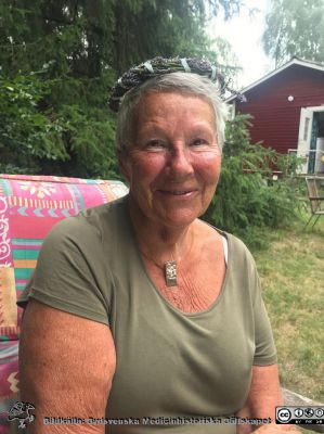 Anitha Bruun på sin 80--årsdag
Anitha Bruun på sin 80--årsdag, firad i Ystads sandskog. Hon är kassaförvaltare i Sydsvenska Medicinhistoriska Sällskapet och tidigare bl.a. verksam som laboratoriechef på ögonklinikens forskningslaboratorium i Lund och prefekt för institutionen för oftalmologi innan den lades in i storinstitutionen IKVL. 
Nyckelord: Födelsedagskalas;Uppvaktning;Fest;Kalas