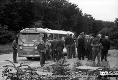 Vipeholmare på utflykt med buss.
Vipeholm utflykter. Bussen är gjord för vänstertrafik. Högertrafik infördes i september 1967, dvs fotot är rimligen taget senast då. Utflykten var ställd till ett café. En skötare syns med vit hatt i handen. 
Publicerad på sid 37 i Carlén-Nilsson C, Holmér U (1998) Röster från Vipeholm. pp. 1-127 Stiftelsen medicinhistoriska museerna i Lund och Helsingborg, Lund. Bildtext där: "En manlig avdelning på bussutflykt". Stämpel: Ateljekopian A300. Foto Omonterat. Samma bild som SMHS002238.jpg
Nyckelord: Omonterat;Foto;Utflykter;Kapsel 14;Vipeholm;1960-talet.