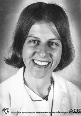 Dr Lita Tibbling 1971.
Porträtt från plastikkirurgiska kliniken i Malmö. Påskrift på baksidan: Dr Lita Tibbling 1971. Bildkälla Henry Svensson, Plastikkirurgiska kliniken i Malmö. - . Sedermera docent i ÖNH-sjukdomar vid Linköpings universitet.
Nyckelord: UMAS;Malmö Allmänna Sjukhus;Plastikkirurgi;SUS Malmö;Linköping