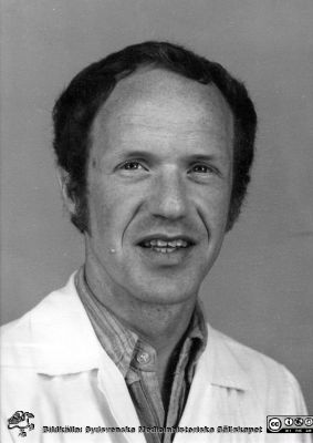 Dr. Mats Gunnarsson 1978. 
Porträtt från plastikkirurgiska kliniken i Malmö. Påskrift på baksidan: Mats Gunnarsson 1978. Ingen signering på fotot. Bildkälla Henry Svensson, Plastikkirurgiska kliniken i Malmö.
Nyckelord: UMAS;Malmö Allmänna Sjukhus;Plastikkirurgi;SUS Malmö.