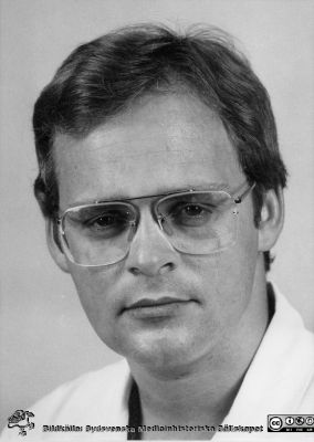 Dr. Samandur Gudmundsson 1981.
Porträtt från plastikkirurgiska kliniken i Malmö. Påskrift på baksidan: Samandur Gudmundsson 1981. Disputerad vid Lunds universitet 1989. Sedermera professor och överläkare i obstetrik och gynekologi vid Skånes universitetssjukhus i Malmö. 
Bildkälla Henry Svensson., Plastikkirurgiska kliniken i Malmö.
Nyckelord: UMAS;Malmö Allmänna Sjukhus;Plastikkirurgi;SUS Malmö;Obstetrik;Gynekologi.