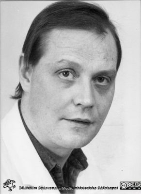 Julius Gestsson 1980
Porträtt från plastikkirurgiska kliniken i Malmö. Påskrift på baksidan: Julius Gestsson 1980. Ingen signering på fotot. Bildkälla Henry Svensson, Plastikkirurgiska kliniken i Malmö.
Nyckelord: UMAS;Malmö Allmänna Sjukhus;Plastikkirurgi;SUS Malmö;Lunds universitet.