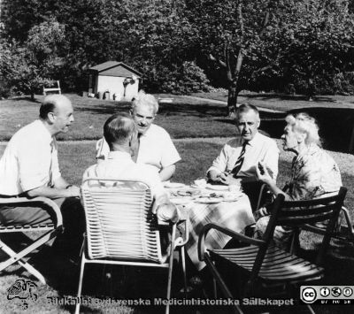 Styrelsesammanträde i John och Augusta Perssons stiftelse
Styrelsesammanträde i John och Augusta Perssons  fastighet på Stora Hammar nära Torhamn i Blekinge östra skärgård. Foto rimligen taget på 1960-talet. Fotograf Kurt Lidén. Från vänster i bilden: professor C. G. Ahlström, John Persson, professor Martin Lindgren, revisor Eric Sundmark, Augusta Persson. Samma fototillfälle som bildfil BE-JAP220303-029.
Nyckelord: Styrelse;Sammanträde;JAP;Stiftelse;Lunds universitet,Medicinska fakulteten