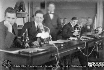 Album från histologikursen höstterminen 1925 i Lund
Album från histologikursen höstterminen 1925 i Lund. Bildtext: "Öhrström, Anderberg, Ljungberg I, Östner m. fl."  Kanske Karl Östner (1905 - 1983, provinsialläkare i Billingsfors). Rimligen elever på histologikursen.  Foto i histologiska avdelningen på anatomiska institutionen på Biskopsgatan 7. Bildkälla Locus Medicus Lundensis 2025-03-17. Fotograf okänd.
Nyckelord: Histologiska avdelningen;Anatomiska Institutionen;Elever;Medicine studerande;Medicinska fakulteten;Locus Medicus Lundensis;Sydsvenska Medicinhistoriska Sällskapet;Mikroskopering