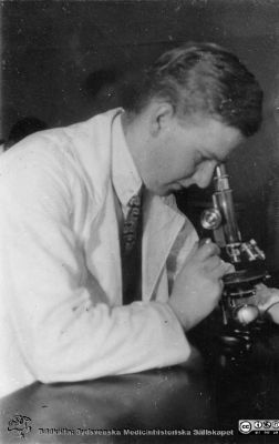 Fotoalbum tillägnat Professor Torsten Hellman 1929
Fotoalbum tillägnat Professor Torsten Hellman med tacksamhet och vördnad från histologkursen 1929. Bildtext "Stabschef". Rimligen en av två amanuenser på samma sida, ej namngivna. Möjligen Olof Ask, fast här utan glasögon påsatta.
Bildkälla Stiftelsen Locus Medicus Lundensis 250317. Fotograf okänd.
Nyckelord: Anatomiska Institutionen;Histologiska avdelningen;Mikroskopering;Medicinska fakulteten i Lund;Locus Medicus Lundensis;Universitet;Lärare