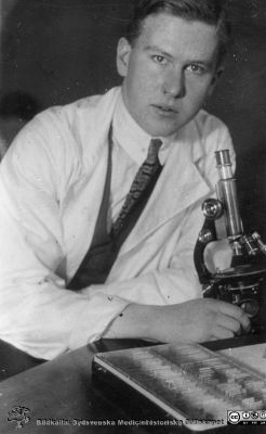 Fotoalbum tillägnat Professor Torsten Hellman 1929
Fotoalbum tillägnat Professor Torsten Hellman med tacksamhet och vördnad från histologkursen 1929. Bildtext "Stabschef". Rimligen en av två amanuenser på en och samma sida, ej namngivna. Möjligen Folke Nystrand.
Bildkälla Stiftelsen Locus Medicus Lundensis 250317. Fotograf okänd.
Nyckelord: Anatomiska Institutionen;Histologiska avdelningen;Mikroskopering;Medicinska fakulteten i Lund;Locus Medicus Lundensis;Universitet;Lärare