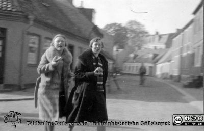 Fotoalbum tillägnat Professor Torsten Hellman 1929.
Fotoalbum tillägnat Professor Torsten Hellman med tacksamhet och vördnad från histologikursen 1929. Sociala delen i detta album. Bildtext saknas. Två studentskor har varit och skaffat sig något ätbart. Kanske på "Foramen nutritium"? I bakgrunden ser man troligen suddigt  in i Adelgatan. Bildkälla Stiftelsen Locus Medicus Lundensis 250317. Sydsvenska Medicinhistoriska Sällskapet / SMHS. Fotograf okänd.
Nyckelord: Anatomiska Institutionen;Histologiska avdelningen;Mikroskopering;Medicinska fakulteten i Lund;Locus Medicus Lundensis;Universitetet i Lund;Elever
